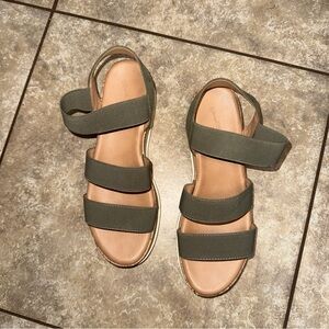 Universal Thread Platform Sandals